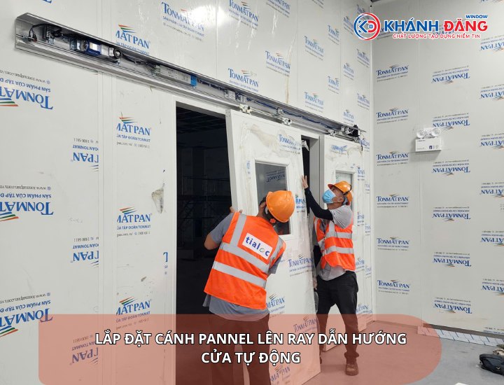 Lắp đặt cánh cửa lên hệ ray cửa tự động Teraoka